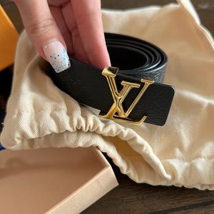 Only been worn a couple of times. It is an excellent condition with no damage.